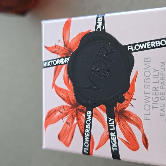 New in box never used Viktor Rolf FLOWERBOMB Tiger lily collectible bottle delux - Picture 2 of 3
